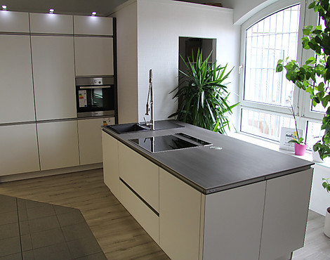 ...große Insel mit viel Platz - Matrix 150 weiß softmatt
