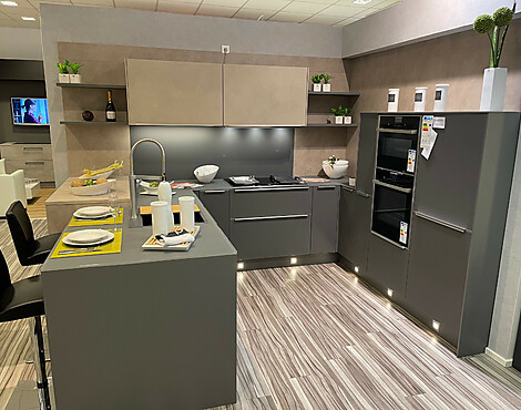 Stylische Küche in grauen Tönen mit Teppan Yaki, Dampfbackofen und Backofen/H - Matrix 150, G15 Glas Tec Satin, ESG-Glas Quarzgrau satiniert/H
