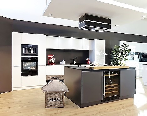 Elegant in Lava abgesetzte grifflose Insel mit Weinkühler, 10 Auszügen, 2 Steckdosen, Flächeninduktion, BarTop in Eiche und elektrisch hochfahrbarem Deckenlüfter. ALTERNATIV MULDENLÜFTUNG MÖGLICH (GUTMANN FONDA 2800ML830C UMLUFT, PREIS DANN 15.990€)! - SYSTEM 78 SATINLACK KRISTALLWEIß & LAVASCHWARZ. Matte Echtlackfronten, geflammter Naturstein, Kaffeevollautomat, Top-Kombidampfgarer, Wärmeschublade, XXL-Geschirrspüler, A+++ Kühlschrank mit 0°-Zone... WANDZEILE FLEXIBEL AUFSTELLBAR & KÜRZBAR, SIEHE TEXT!