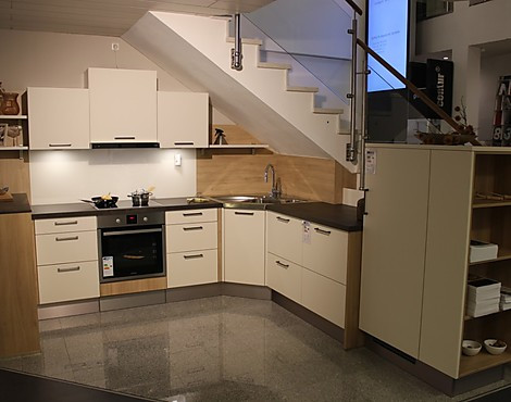offene U-Küche mit berbel Dunstabzug - Uni Matt P137 Magnolie