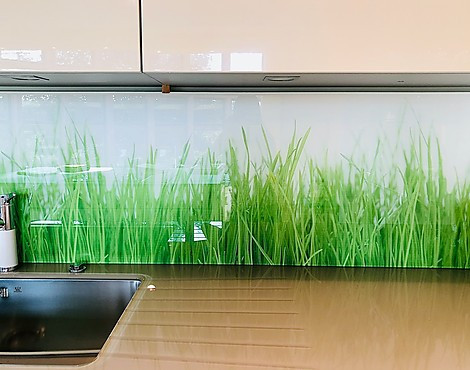 aus Glas mit Grasmotiv - Nischenrückwand
