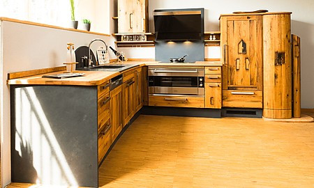 Bei der Altholzküche handelt es sich um eine besondere Form der Holzküche. Recycling von gebrauchten Hölzern lässt Unikate entstehen.