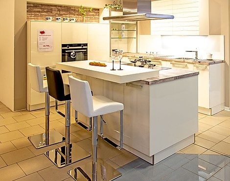Einladende schön helle Küche mit toller Insellösung und Sitzgelegenheit - 804 – Design Glas Weiß 5090