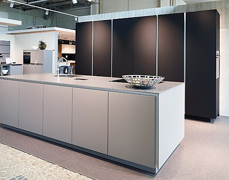 Schlichte Designküche mit Komposit Arbeitsplatte - +Segmento Y in TM Schwarz und Herbstgrau (Koje 146 KL)