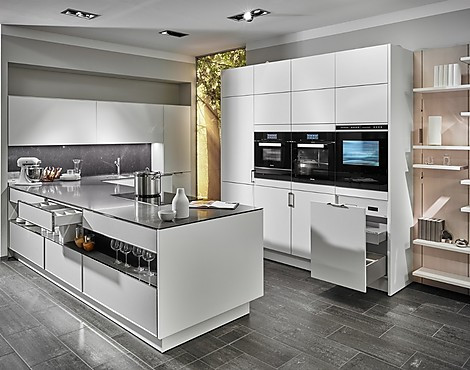 Moderne Küche in L-Form mit seperater Hochschrankzeile in Lotusweiss matt und nickelfarbend und Paneelwandsystem - SE 3003R LM SE 8008 LM