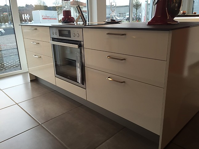 linea musterküche moderne linea küche in weiss hochglanz mit exklusiven quarz arbeitsplatten Küchengalerie Losheim ~ linea musterküche moderne linea küche in weiss hochglanz mit exklusiven quarz arbeitsplatten