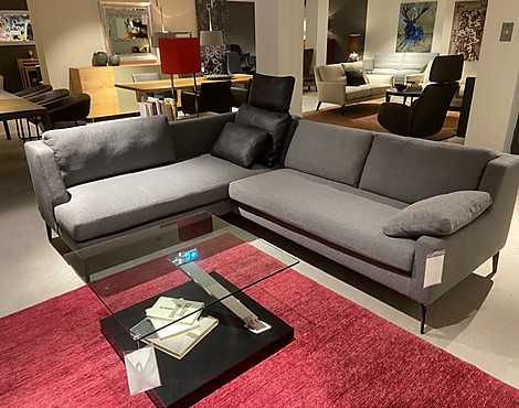 Ecksofa in legerer Optik mit dekorativem Holzrahmen in Eiche von der Firma Werther - Skagen