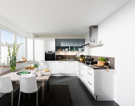 L-Küche mit BOSCH Elektrogeräte - PYROLYSE + INDUKTION - und BLANCO Silgranit Zubehör - TRENDLACK/LUX HOCHGLANZ