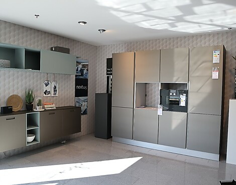 Exklusive Küchenblock von Next 125 mit Wohnzimmer Elementen, Glas matt platin Metall - NX 902
