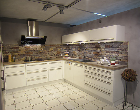 Moderne und Hochwertige Lack-Küche mit High-Pressure-Laminate Arbeitsplatte - XL3146 in Hochglanzlack Schneeweiß mit XL1416 Steineiche Nachbildung