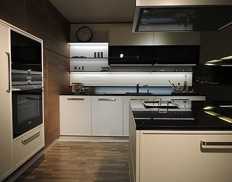 BL 06 Stilvolle Wohnküche mit allen Extras - BL 06 XL 5874 Achatweiß Samt-Lack mit Altholz
