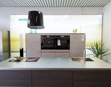 Moderne grifflose Küche mit Funktionsinsel - Riva Beton grau / Gladstone Oak