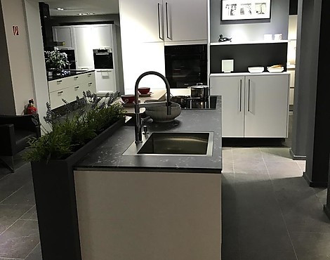 Musterküche SieMatic S 2-SLS titanweiss samtmatt - SieMatic S 2-SLS Simillque samtmatt mit AntiPrint Oberfläche