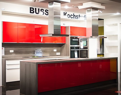 Vorführ-Küche im Farbmix Weiß-Rot mit Absetzung in Eiche-Nachbildung Rauchsilber - Nova Lack