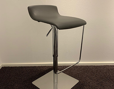 Auf seine Schlichtheit reduzierter Barhocker in Kunstleder anthrazit mit Gestell in Chrom und eckigem Fuß - Höhenverstellbar - Preise reduziert!/H - NABER Sitzmöbel Stino