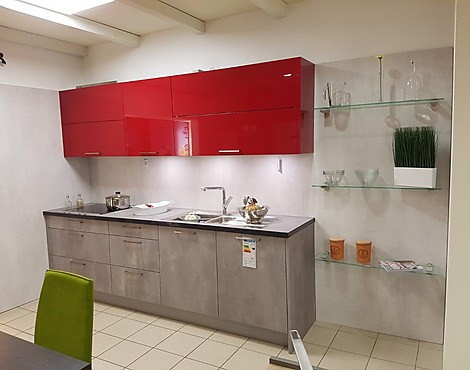 Moderne zweifarbige Küche in dezenter Betonoptik und auffallend Rot - Comet/Laser Brilliant