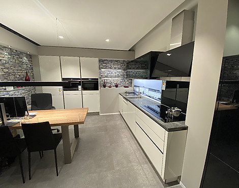 moderne L-Küche Hochglanz weiß mit Granitplatte elegant grey - G235 Cristall GL weiß Hochglanz lackiert Kante Glasoptik