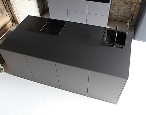 Black & Grey Luxus Inselküche mit Traumhaften Massivholz Auszügen aus Eiche, Flexinduktion mit Muldenlüftung, Backofen, Dampfbackofen, Wärmeschublade und Spülmaschine - S187 by JB | Die Manufaktur