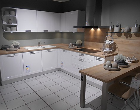 Schöne L-Küche von Nobilia in der Farbkombination Alpinweiß Hochglanz und Endgrain Oak mit Sitzgelegenheit - Targa