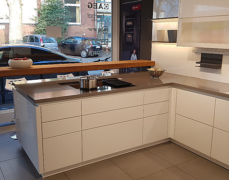 Super moderne und sehr hochwertige Lack Hochglanz Küche mit Silestone Platten und Miele Geräten - XL5654 Schneeweiß