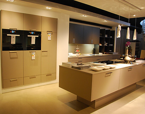 Moderne Küche mit lackähnlicher Kunststoffoberfläche in dunkelbraun und graubraun - Modell CANNES - Polymatt dunkelbraun / Polymatt graubraun