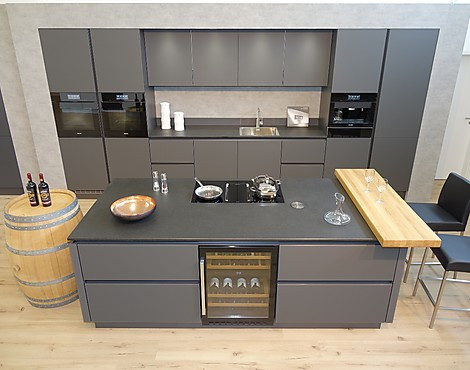 HighEnd-Geräte: XXL-Kombidampfgarer und Pyrolyse-Backofen mit Klimagaren, beide mit Kernthermometer. Kaffeeautomat mit Festwasser-Option. Wärmeschublade. Top-Muldenlüftung & Induktion. A+++ Kühlschrank mit 0°Zone, Gefrierschrank & 2-Zonen-Weinkühler. - X2 GLASLINE MATT LAVA. Sehr elegante & überragend ausgestattete Luxusküche, die keine Wünsche offen lässt! Edle Mattglas-Fronten. Arbeitsplatten in Nero Assoluto geflammt & gebürstet. Theke in Eiche geschliffen & geölt. Viele Auszüge & liebevolle Details.