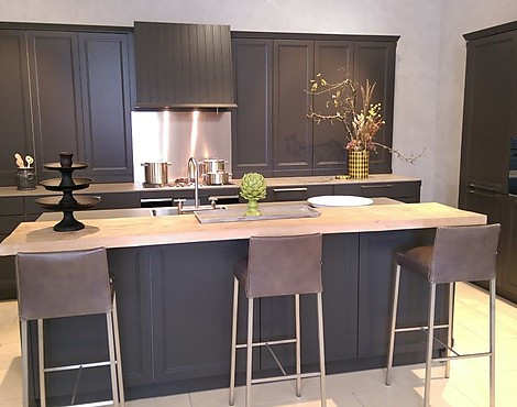 Landhausküche mit Insel und historischen Bartresen - American Classic, Anthrazit-Mikrostrukturlack, 12mm Silestone Arbeitsplatte