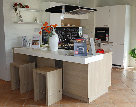Markenküche von Nolte incl. Miele Einbaugeräten - Manhatten Decor Provence Ulme/weiß
