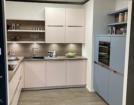 Moderne, gemütliche Einbauküche für das "erste Nest" - Modell Delta denim und quarz