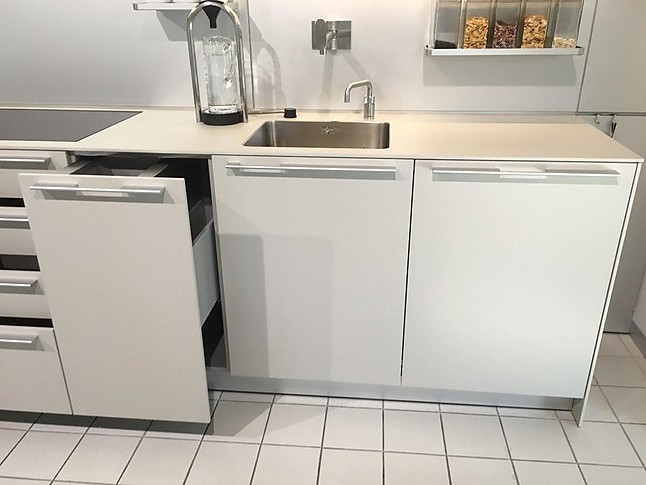 bulthaup musterküche küchenzeile geradlinig und modern mit wandpaneel ausstellungsküche in von Küchenzeile Bulthaup ~ bulthaup musterküche küchenzeile geradlinig und modern mit wandpaneel ausstellungsküche in von