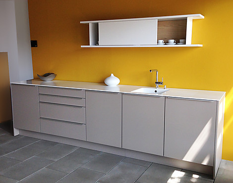 Designküchenzeile in sandgrau matt Optik und Corian-Arbeitsplatte weiß - Poggenpohl - Sandgrau matt, lack matt mit Laserkante - ML 1126