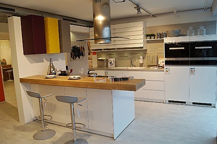 Moderne grifflose Küche mit Theke von Möbel Hensel Moderne grifflose Küche mit Theke von Möbel Hensel