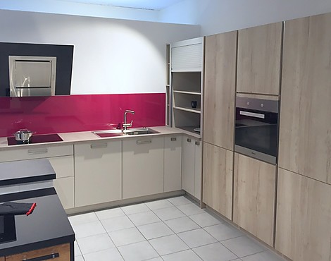 Hell und freundliche die neue Küche in L Form - Arcos in Magnolia und Holzdekor bei den Hochschranken grifflos