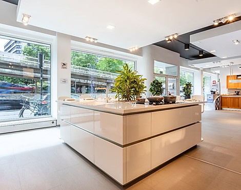 Veneta Cucine ital. Designer Küche mit großem Küchenblock - Lounge-Lucida Shellsystem Pro (weiß Hochglanz Innen und Außen)