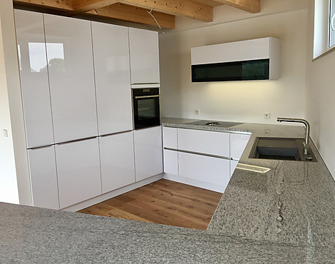 Küche mit Theke und Granitplatte - Schmidt Küchen Eolis Lack weiß