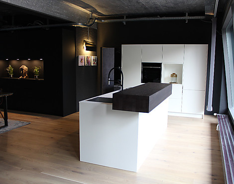 Pure White 2.0 mit Traumhaften Massivholz Auszügen aus Eiche und Top-Geräten von Neff und Gaggenau - S187 by JB | Die Manufaktur