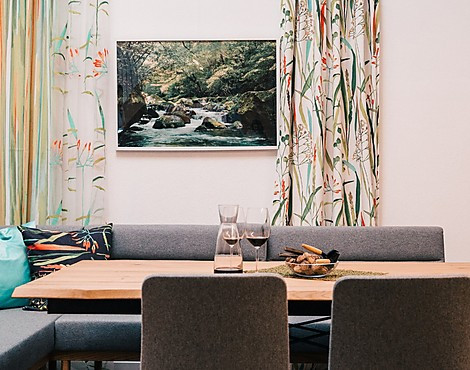 Sitzgelegenheit - Carvo Eckbank, Vencer 4 Fusstisch mit Funktion, LIO Formschalenstühle