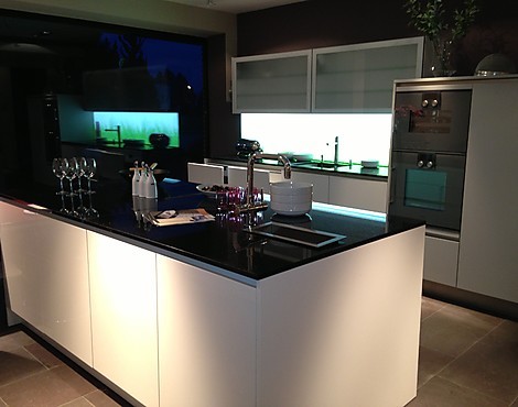 Siematic Musterküche simiLaque soft lotusweiss matt - Siematic S 2 grifflos simiLaque softweiss Matt