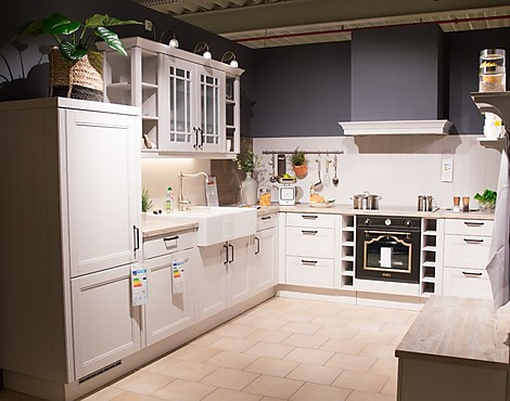 Verspielte Landhausküche mit Fronten aus Seidengrau matt lackierten Echtholz-Fronten und SMEG-Backofen - York Seidengrau
