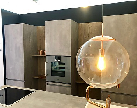 Attraktives Ausstellungstück im zeitlosen Beton mit Gaggenau Geräten und Insel - Pur-FS