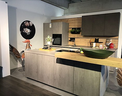 Moderne Zeilenküche mit Insel in Betonoptik - Kiruna