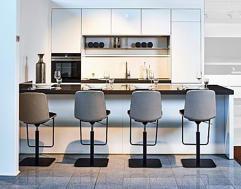 Stilvolle Inselküche in kristalweiße Hochglanzlack mit Sitzgelegenheit - GAL L091 mit Silestone Marengo Arbeitsplatte (Koje 111 KL)
