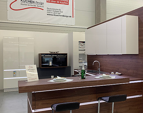 (Ausstellungsküche, Nolte Küchen) - A19 Artwood, Kunststoff, Nussbaum Royal / L16 Lux, Lacklaminat, Weiß Hochglanz