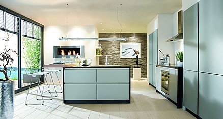Moderne Küche in Grau mit kompakter Kochinsel