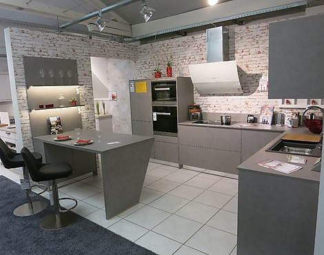 Grifflose Ausstellungsküche Schüller Elba mit hochweitigen Einbaugeräten von Miele Inkl. Dampfgarer - Schüller Elba K 024 Beton Dunkelgrau NB