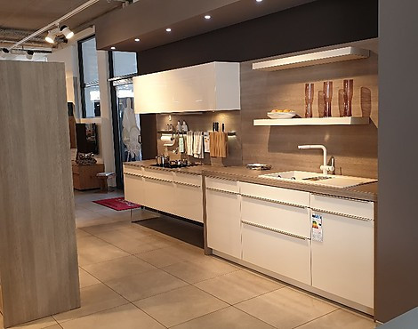 moderne geradlinige Hochglanzküche mit grauer Eiche - Vitrea magnolie Polymerglas mit APL & Nische in Steineiche-Nachbildung, Edelstahlgriffleisten, Koje 6