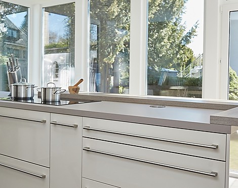 Designerküche im Wintergarten - Hochglanz beige mit Schichtstoff-Arbeitsplatte und Holz-Theke