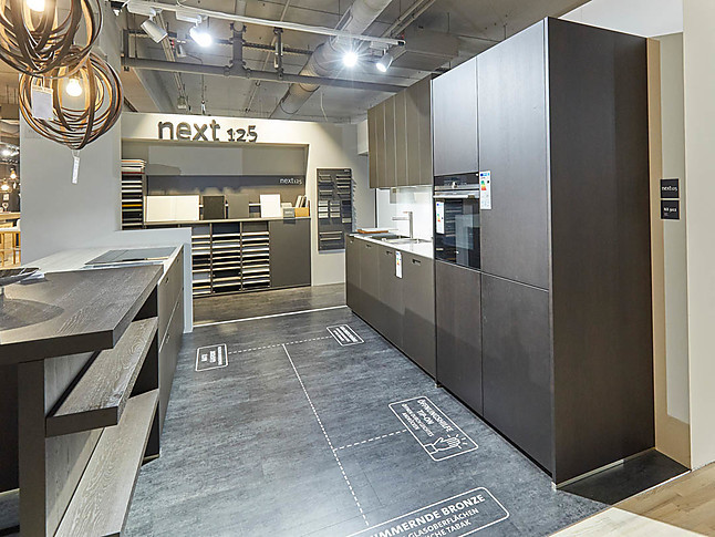 next125Musterküche Moderne, schlichte Einbauküche
