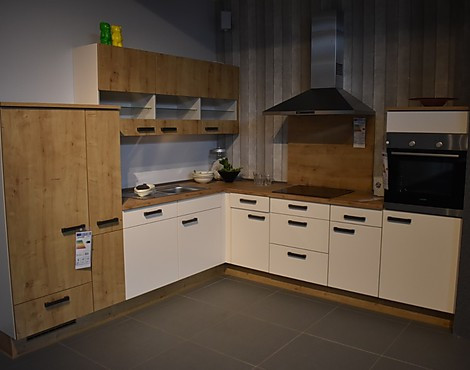 Sehr schöne Nobilia L-Küche mit klassischer Front-Kombination magnolia matt und Holz-Nachbildung - MK 24