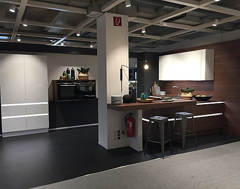 (Ausstellungsküche, Nolte Küchen) - A19 Artwood, Kunststoff, Nussbaum Royal / L16 Lux, Lacklaminat, Weiß Hochglanz